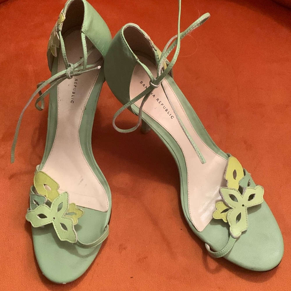 🎉HOST PICK🎉 Banana Republic Cut Out Floral Detail Sandals - Picture 2 of 6